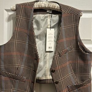 Chic vest four buttoned, lined multi colored, imported fabric.Adjustable back